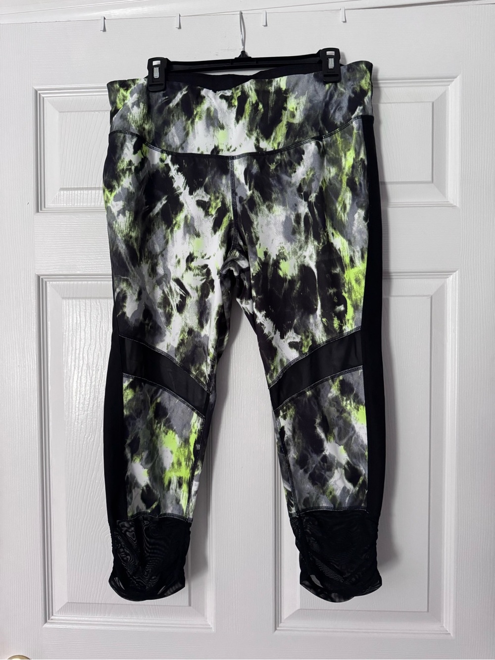 Xersion Black, White & Neon Green Women’s Active Crop Leggings